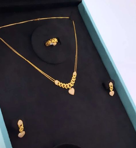 Gold Set Design 2024, Kitty Set Gold Jewellery Design, Gold Set Design, Gold Pendant Set, Small Earrings Gold, Unique Gold Jewelry Designs, Gold Jewels Design, Black Beads Mangalsutra Design, New Gold Jewellery Designs