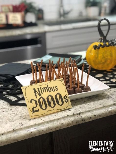 57 Best Harry Potter Food Ideas - So Festive! Harry Potter Candy Table Birthday Parties, Hogwarts Snacks, Harry Potter Marathon Party, Harry Potter Movie Night Decorations, Harry Potter Inspired Snacks, Hogwarts Party Decoration, Harry Potter Food Ideas Snacks, Harry Potter Movie Marathon Ideas, Harry Potter Movie Night Aesthetic