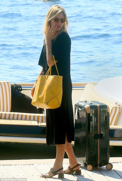 Stunning: Later that day, she was seen in a midi black number, which she livened up with an oversized yellow tote on her shoulder Yellow Handbag Outfit, Yellow Bag Outfit, Oversized Denim Jacket Outfit, Siena Miller, Hotel Du Cap, Riviera Chic, Sienna Miller Style, Tote Bag Outfit, Eden Roc