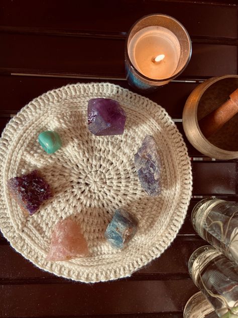 Altar Crystals, Crochet Crystal, Crystal Crochet, Crystal Aesthetic, Crochet Creations, Crystal Grid, Crochet Ideas, Crochet Designs, Crystal Healing