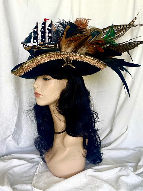 Steampunk Pirate Hat, Pirate Hats Diy, Pirate Headpiece, Diy Pirate Hat, Pirate Ship Halloween, Hat Decorating Ideas, Pirate Captain Hat, 18th Century Hats, Worst Costume