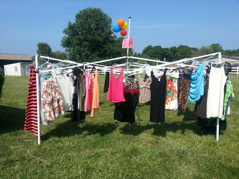 Yard sale ideas! Had a canopy that the top was ripped and made it into a clothes rack for a yard sale! Worked perfect for clothes people loved it! Diy Clothes Rack For Yard Sale, Yardsale Tips, Garage Sale Clothes, Yard Sale Clothes, Yard Sale Clothes Rack, Yard Sale Display, Yard Sale Hacks, Yard Sale Organization, Garage Sale Organization