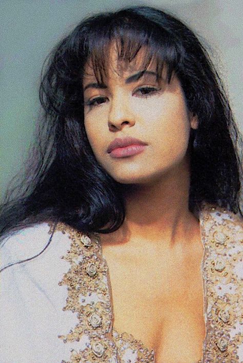 “Dreaming Of You” Album Photoshoot📸 | dreaming-of-selena | VSCO Journal Selena Hairstyles, Selena Quintanilla Makeup, Selena Quintanilla Outfits, Selena Quintanilla Fashion, Selena Pictures, Latina Hair, Selena Q, Tejano Music, Selena Quintanilla Perez