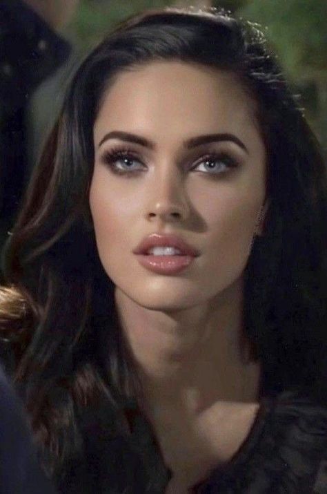 Megan Fox Face, Megan Fox Makeup, Femme Fatale Aesthetic, Fox Makeup, Feminine Makeup, Vampire Bride, Be Extraordinary, Aesthetic 2024, Dark Feminine Aesthetic