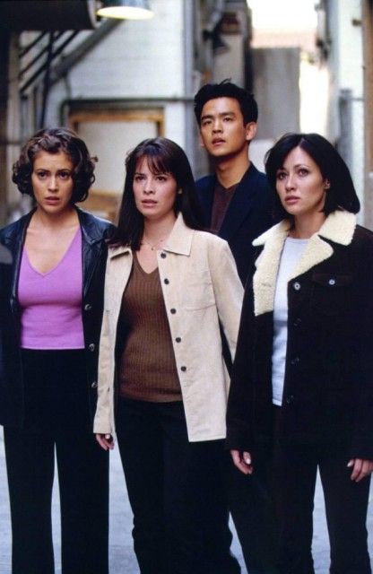 Love Alyssa milanos hair!! Charmed Season 1, Charmed Tv Show, Charmed Tv, Holly Marie Combs, Charmed Sisters, Rose Mcgowan, Shannen Doherty, Early 2000s Fashion, Outfit 90s