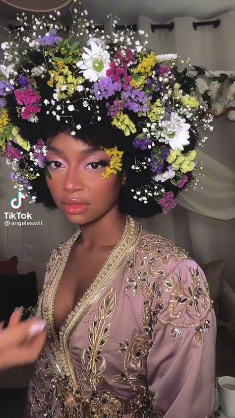 Black Aristocrats, Maximalist Hairstyle, Afros Black Women, Up Close Poses, Natural Hair Photoshoot Ideas, Afro Flowers, Afro Accessories, Floral Makeup, Black Fairy