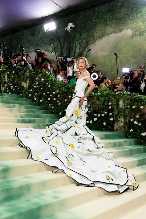 Gigi Hadid’s 2024 Met Gala Dress Took Over 13,500 Hours to Create | Vogue Met Gala Dresses, Gala Fashion, Elsa Pataky, Met Gala Red Carpet, Teyana Taylor, Helen Mirren, Ashley Graham, Anna Wintour, Gala Dresses