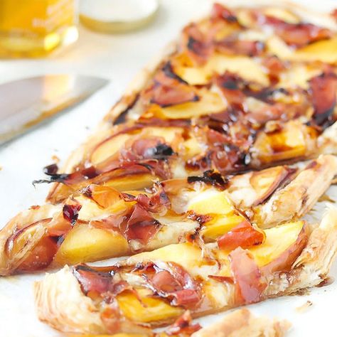 Pear, prosciutto & brie tart Brie Tart, Peach Prosciutto, Peach Puff Pastry, Savory Puff Pastry, Prosciutto Recipes, Brie Puff Pastry, Peach Tart, Puff Pastry Tart, Prosciutto Crudo