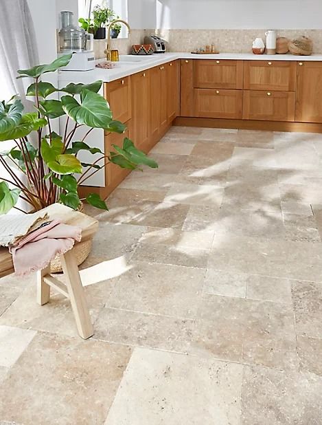 Le travertin : Élégance naturelle et tendance déco intemporelle - Blog lifestyle Outdoor Paving, Villa Rosa, Travertine Floors, Florida Design, Mediterranean Home, Florida Home, Tile Floor, Mural, Flooring