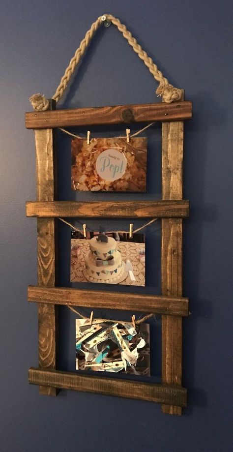 Ladder Picture Frame, Wall Ladder, معرض فني, Barn Wood Crafts, Barn Wood Projects, Scrap Wood Projects, Pallet Crafts, Wooden Shelf, Wood Pallet Projects