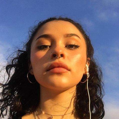 Septum Aesthetic, Cute Nose Piercings, Glowy Skin, Septum Piercing, I Love Girls, Black Girls Hairstyles, Nose Piercing, Aesthetic Makeup, Pretty Face