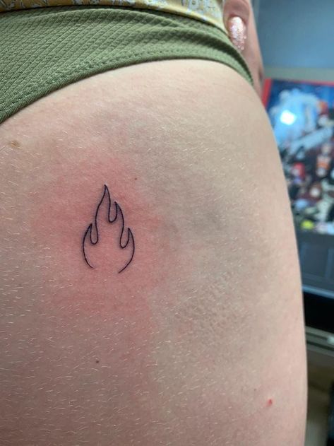 Minimalist Flame Tattoo, Tattoos To Honor Mom, Mama Tattoos, Tattoo Klein, Small Dragonfly Tattoo, Flame Tattoo, Inspo Tattoo, Tattoo Linework, Bum Tattoo