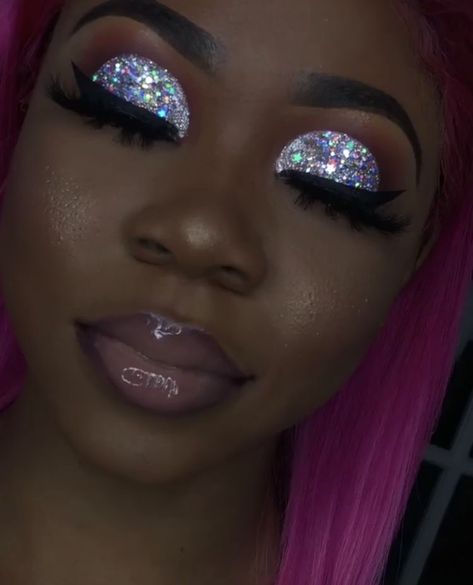 Glitter Cut Crease Makeup, Iridescent Makeup, Glitter Cut Crease, Glittery Eyeshadow, Maquillage Yeux Cut Crease, Birthday Makeup Looks, Make Up Designs, Crease Makeup, Glitter Makeup Looks