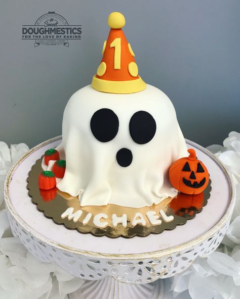 Ghost cake by Sweet Doughmestics Ghost Smash Cake 1st Birthdays, Ghost Smash Cake, Ghost Birthday Cake, Halloween Smash Cake, Halloween Ghost Cake, Halloween First Birthday, Halloween Birthday Cakes, Ghost Cake, Ghost Party