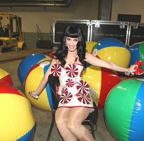 Katy Perry California, Katy Perry Outfits, Rock Star Party, Pretty Halloween Costumes, Cute Birthday Ideas, Cotton Candy Clouds, Pin Up Style, Teenage Dream, Stage Outfits