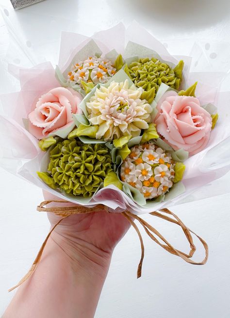 Wedding Cupcake Bouquet, Cupcake Bouquet Diy, Mini Cupcake Bouquets, Cupcake Bouquet Tutorial, Bouquet Cupcakes, Cupcake Flower Bouquets, Gift Card Bouquet, Edible Butterfly, Engagement Cookies