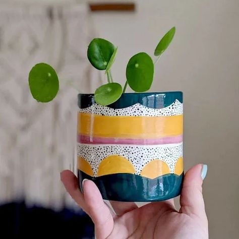 patterned pottery painting ideas Painted Planter, Diy Keramik, Scandinavian Pottery, Hand Painted Planter, Plant Pot Design, Diy Pottery Painting, Pen Pot, Painted Pots Diy, Painted Plant Pots