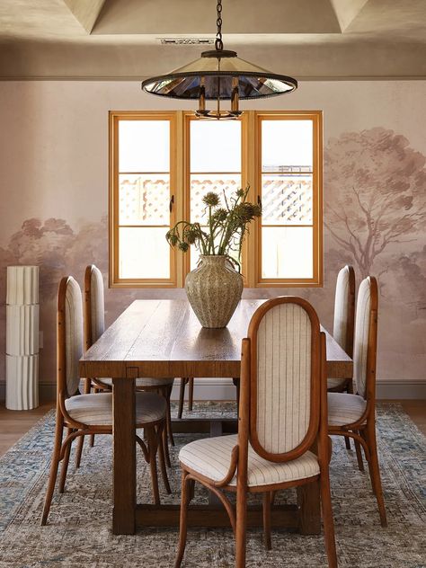 A Spanish-Style House in California with a Fresh Spin on Things Mid Century Spanish Style, Catalan Modernism, House In California, California Homes, Spanish Style, Modernism, Style House, Dining Tables, Cali