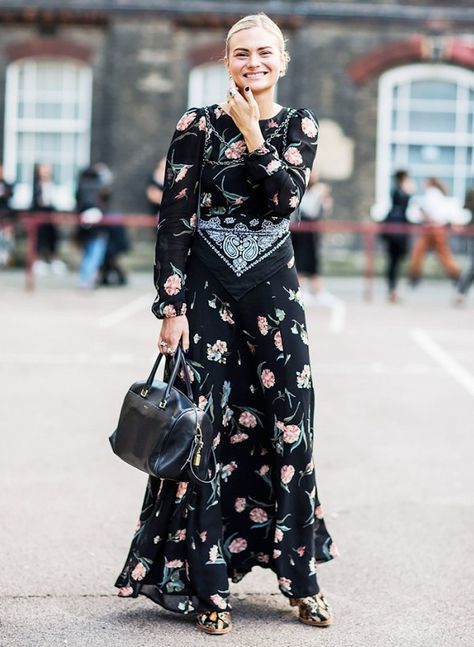 Add some flair to a floral maxi dress by cinching your waist with a bandana instead of a belt. Blogger Outfit Inspiration, Maxi Dress Winter, Blogger Outfits, Street Style Photos, Street Style Chic, Fashion People, Boho Maxi Dress, High Fashion Street Style, Style Looks