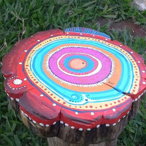 Tree Stump Decorating Ideas Wood Slices, Tree Stump Painting Ideas, Stump Painting Ideas, Tree Stump Painting, Tree Stump Decorating Ideas, Stump Decorating Ideas, Stump Painting, Tree Stumps Diy, Tree Stump Ideas