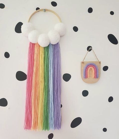 Rainbow Macrame Tutorial, Rainbow Decorations Diy, Kids Room Decor Diy, Paper Flowers Easy, Unicorn Diy, Rainbow Diy, Flowers Easy, Diy Yarn Crafts, Rainbow Room