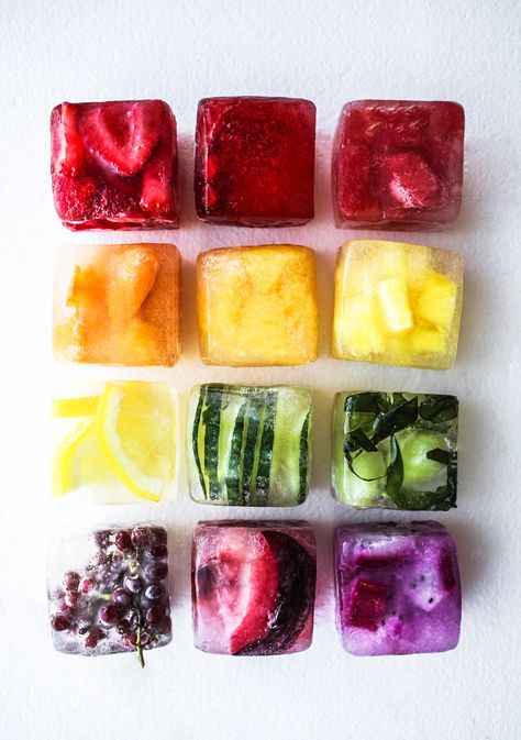 Make your next pitcher drink or cocktail recipe extra special with edible rainbow ice cubes! Rainbow food has been taking the web by storm, but nothing tops these naturally flavored and colored homemade ice cubes! So cute for a birthday or outdoor party/bbq, and 100% natural. Summer Ice Cubes, Colored Ice Cubes, Fancy Ice Cubes, Hemgjord Glass, Fruit Ice Cubes, Flavored Ice Cubes, Fancy Ice, Flavor Ice, Fruit Ice