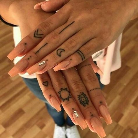 Girl Finger Tattoos, Tiny Finger Tattoos, Tattoo Tiny, Pretty Tattoo, Tattoo Diy, Small Finger Tattoos, Tattoo Placements, Finger Tattoo For Women, Finger Tats