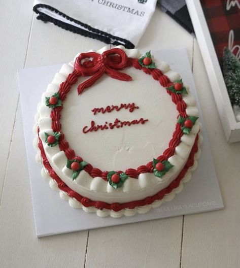 Christmas Cakes Aesthetic, Pretty Winter Cakes, Christmas Heart Cake, Christmas Bday Cake, Christmas Vintage Cake, 2 Tier Christmas Cake, Christmas Theme Cake Ideas, Aesthetic Christmas Cake, Christmas Cake Ideas Elegant