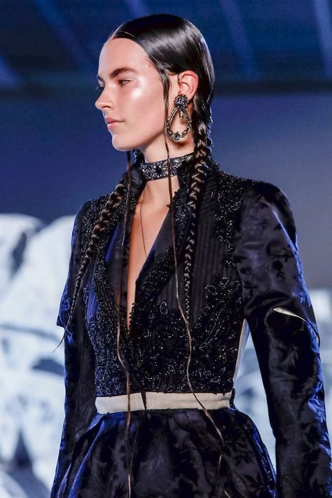 Model Hairstyles Runway, Runway Braids, Fashion Show Hairstyles, Hair Runway, Alexander Mcqueen Ready To Wear, Sleek Braid, Two Braid Hairstyles, Peinados Hair Styles, Runway Hair