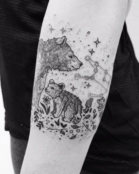 Micro Mama bear and cub in a starry night with Ursa Major, mushrooms, and forest floor ferns!  Thanks Courtenay! ✨✨ Momma Tattoo Ideas, Momma Tattoo, Pony Reinhardt Tattoo, Pony Reinhardt, Starry Night Tattoo, Cubs Tattoo, Bear Tattoo Designs, Bear Tattoos, Mother Tattoos