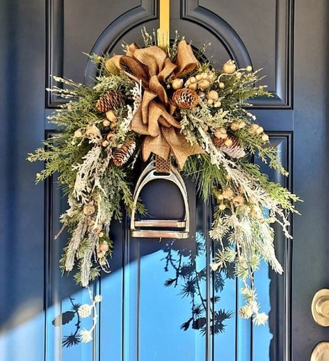 Couronne Diy, Horse Wreaths, Christmas Horses, Swag Wreath, Equestrian Decor, Horse Crafts, Country Christmas Decorations, Cowboy Christmas, Horse Decor