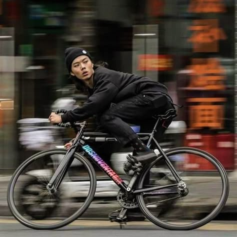 Cyclist Outfit, Biking Aesthetic, Bike Boy, Gear Bicycle, Bike Outfits, Urban Bicycle, Bike Aesthetic, Bike Messenger, Cycling Photography