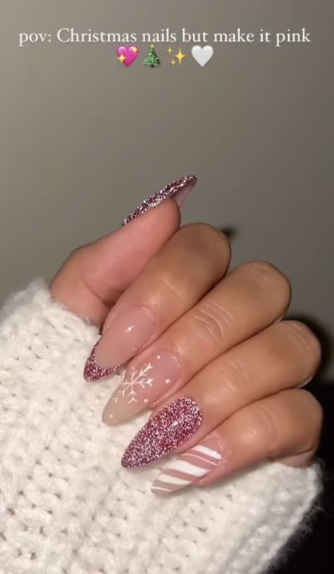 Almond Christmas Nails Pink, Girly Christmas Nails Pink, Pink Almond Christmas Nails, Nokti Za Zimu, Aesthetic Nails Christmas, Xmas Nails Pink, Christmas Nail Designs Pink, Rose Gold Christmas Nails, Almond Nails Christmas Designs