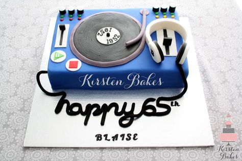 DJ cake, turntable, headphones Dj Cake, Turntable Cake, Cake Turntable, Dj Turntable, Hip Hop Birthday, Food Bouquet, Sculpted Cakes, Dj Set, Cake Day