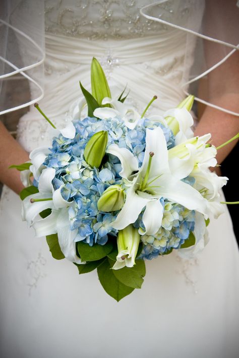 Blue hydrangea and oriental lily bride Blue Hydrangea White Lily Bouquet, Hydrangea Lily Bouquet, Hydrangea And Lily Bouquet, Lily And Hydrangea Bouquet, Calla Lillies Centerpieces, Wedding Flowers Lilies, Hydrangea Arrangements Wedding, Tiger Lily Bouquet, White Lily Bouquet