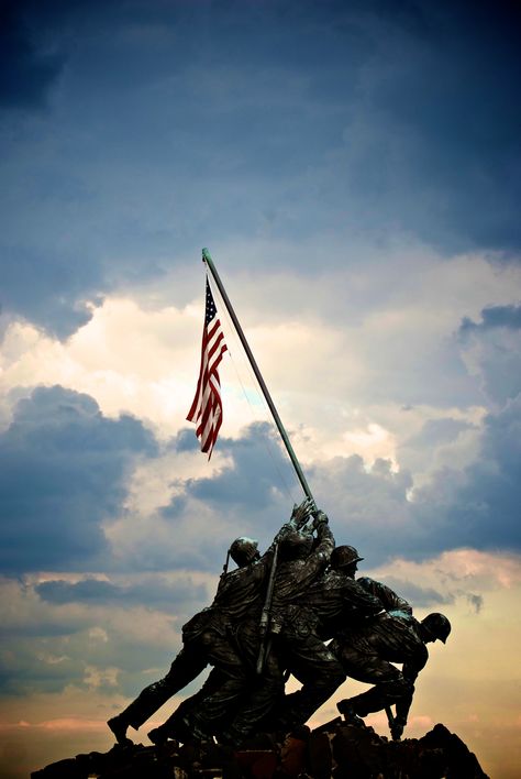 Iwo Jima Memorial. United States Marine Corps. Marine Corps Motivation, Marine Workout Training, Marine Corps Aesthetic, Marines Aesthetic, Marine Workout, Marines In Combat, Usmc Wallpaper, Records Decor, Iwo Jima Memorial