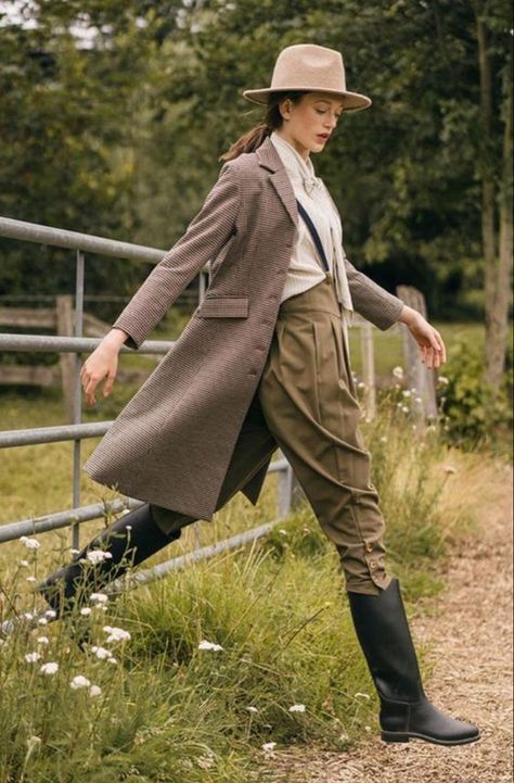 English Style Outfit, Hunter Clothes, Bookish Outfits, English Countryside Fashion, Farm Woman, English Country Fashion, Countryside Outfit, British Country Style, Countryside Fashion