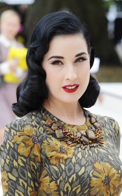 Dita Vintage Hairdos, 50's Hairstyles, Cabelo Pin Up, Dita Von Teese Style, 1940s Hairstyles, Rockabilly Hair, Pin Up Hair, Dita Von, Dita Von Teese