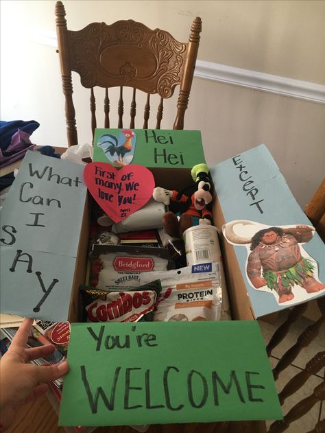 Moana care package. Bff Care Package Ideas, Disney Care Package, Disney Care Package Ideas, Diy Gifts Sister, Deployment Care Package Ideas, Deployment Packages, Boyfriend Care Package, Diy Care Package, Deployment Ideas