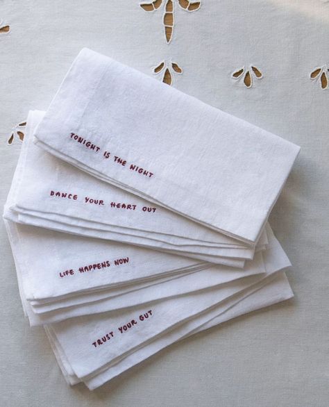 Napkins Embroidery, Hand Embroidered Napkins, Embroidery Napkins, Embroider Ideas, Diy Gifts For Girlfriend, Store Design Boutique, Diy Napkins, Wedding Bouquets Bride, Table Setting Decor