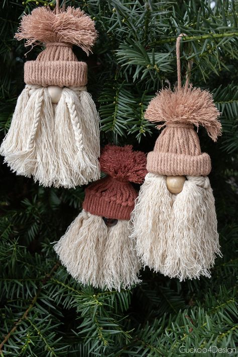 Tassel Keychain Diy, Christmas Knomes, Make Christmas Ornaments, Macrame Christmas Ornaments, Affordable Christmas Decorations, Christmas Crafts Diy Projects, Macrame Yarn, Easy Macrame, Gnome Tutorial