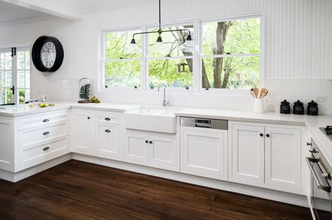 Hamptons Kitchen Design Ideas: Top 10 for 2021 - TLC Interiors Hampton Kitchen Ideas, Mexican Kitchen Style, Hampton Style Kitchen, Hamptons Kitchen, Kitchen Designs Layout, White Kitchen Design, Hamptons Style, Kitchen Inspiration Design, Kitchen On A Budget