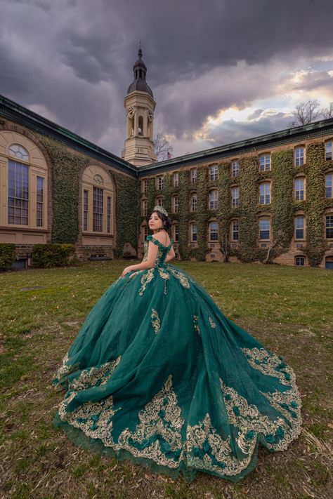 #sesiondefotos #fotografia #quinceañera #sweet16photoshoot #posesparafotos #creativeportraitphotography #emeraldgreen #castle #fotografiacriativa 15 Dresses Quinceanera Green, Sweet16 Photoshoot, Quinceanera Green, Dark Green Quinceanera Dresses, Emerald Green Quince Dress, Quince Green, Gold Quince Dress, Quince Colors, Emerald Green Quinceanera Dresses