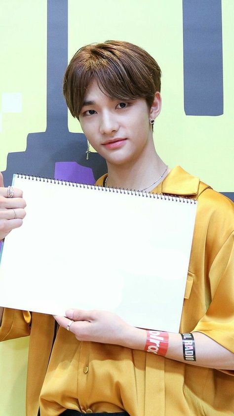 Hyunjin Holding A Sign, Stray Kids Holding Signs, Hyunjin Sassy, Kpop Idols Holding Signs, Straykids Photo, Hyunjin Photo, Skz Stay, Crazy Funny Pictures, Straykids Hyunjin