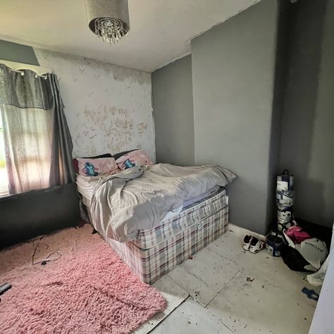 WORK / I am truly honoured to have been asked to join the @healinghomeswest team 💪🏻 🙏 These are some before and afters of bedrooms we transformed just before the school holidays. We have so many referrals to help children living in hardship where their poor housing conditions is effecting their quality of life 😕Every child deserves to come back to a comfortable home they feel safe and relaxed in. I am hoping to work with families that have neurodiverse kids to help create sensory spaces to hu... Poor Bedroom, Be More Sustainable, Comfortable Home, Furniture Showroom, Next Home, Feel Safe, School Holidays, Quality Of Life, Elegant Homes