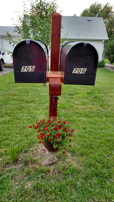 Double mailbox post Double Mailbox, Mailbox Flowers, Mailbox Garden, Mailbox Makeover, Mailbox Landscaping, Diy Mailbox, Mailbox Ideas, Modern Front Yard, Small Front Yard Landscaping