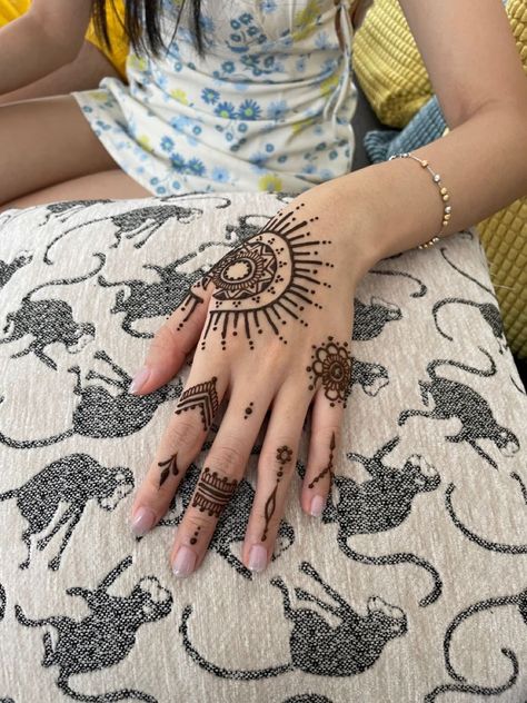 Grunge Henna Designs, Moon Mehndi, Small Henna Tattoos, Small Henna Designs, Henne Tattoo, Henna Flower Designs, Cute Henna Tattoos, Jagua Henna, Henna Style Tattoos