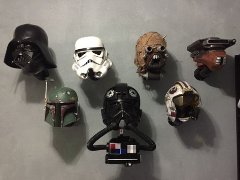 DIY Wall-Mounted Helmet Stand Step by Step Star Wars Helmet Display, Helmet Display Ideas, Helmet Wall Mount, Star Wars Helmets, Star Wars Man Cave, Helmet Stand, Baby Jedi, Helmet Display, Baseball Holder