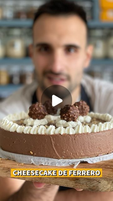 David Garcia on Instagram: "🍫 Cheesecake de Ferrero Rocher 🍫  Y seguimos con las recetas dulces navideñas. Hoy, vamos a crear juntos una obra maestra sin horno y en tiempo récord: la Tarta de Ferrero Rocher. 🎂🍫   ¡Sin complicaciones y deliciosa! Os lo aseguro. Un postre navideño diferente para disfrutar estos días en familia  👇 Por aquí abajo os dejamos la receta para que probéis en casa 👇  INGREDIENTES:  12 bombones Ferrero Rocher 150 g de galletas 75 g de mantequilla 50 g de azúcar glas 120 gr de chocolate negro  500 g de queso crema 300 ml de nata montar 1/2 cucharadita de esencia de vainilla 5 hojas de gelatina  Para decorar: Ferrero Rocher y nata  ELABORACIÓN:  1. Primero tritura las galletas y mezcla con la mantequilla derretida. Pon en el fondo de un molde aplastando bien y ll Chesse Cake, David Garcia, December 27, Ferrero Rocher, Cheesecake, Cake, On Instagram, Molde