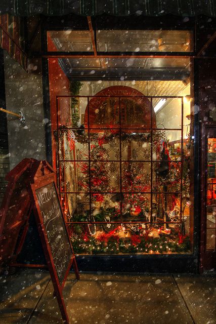 MERRY CHRISTMAS! Christmas Shop Window, Decoration Vitrine, Christmas Window Display, Snow Falling, Old Fashioned Christmas, Christmas Store, Christmas Window, Victorian Christmas, Christmas Scenes